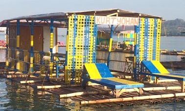 Disfruta de una balsa flotante en la playa de Matabungkay, en Batangas, Filipinas