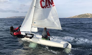 Alugue um bote à vela de 13 pés em Porto Pollo, Sardegna