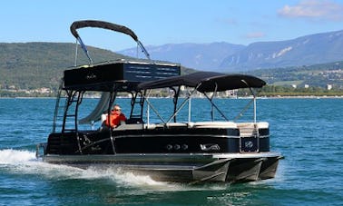 Charter à 29' Funship Avalon Ponton Boat com capitão no lago mais bonito da França