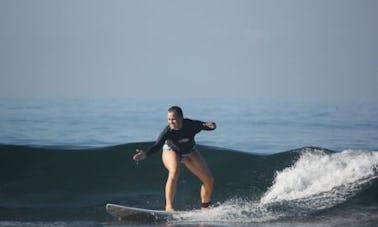 Prueba una clase de surf en grupo en Jacó, Costa Rica