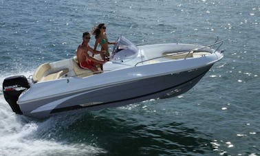 Rent Benneteau Flyer 550 Center Console in Le Barcarès, France