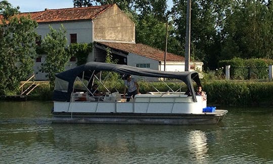 Rent Supra 25 Pontoon in Maillé, France