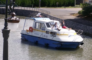Charter an Triton 860 Houseboat in Briare, France