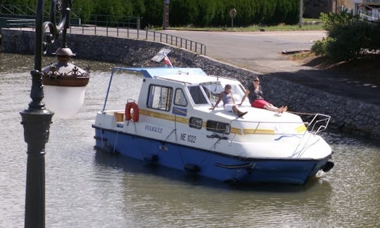 Charter an Triton 860 Houseboat in Briare, France