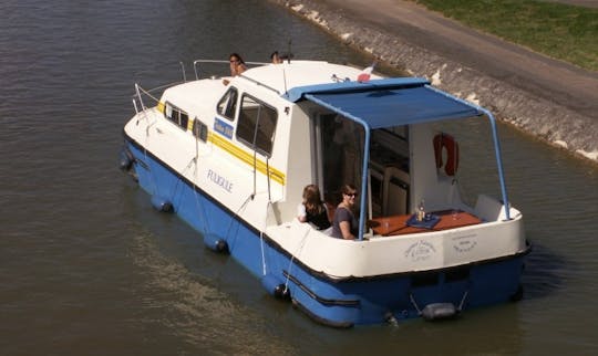 Charter an Triton 860 Houseboat in Briare, France