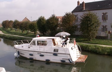 Charter an Aurore 33 Houseboat in Briare, France