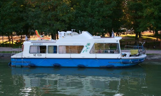 Charter an Flybridge Houseboat in Briare, France