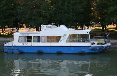 Charter an Flybridge Houseboat in Briare, France