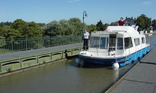 Charter an Flybridge Houseboat in Briare, France