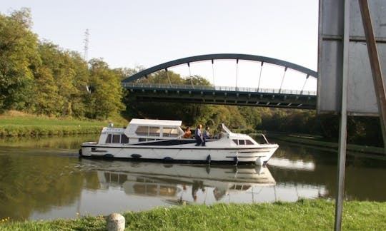 Charter an Cruiser Houseboat in Briare, France