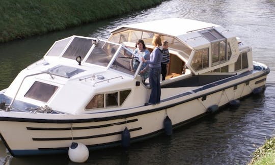 Charter an Cruiser Houseboat in Briare, France