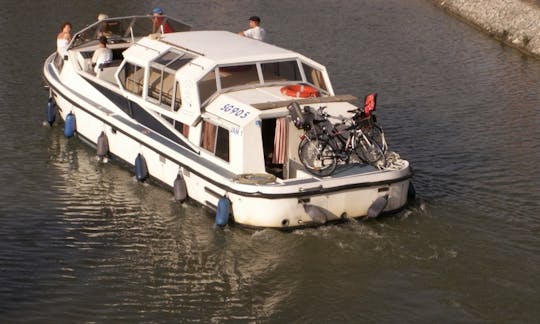 Charter an Cruiser Houseboat in Briare, France