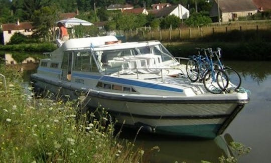 Charter an Eagle Houseboat in Briare, France