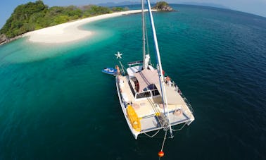 Cartões de vela e mergulho de catamarã Nakamal de 46 pés saindo de Phuket