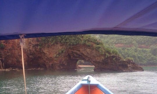 Desfrute de um passeio de barco no console central em Marigot Bay, Santa Lúcia