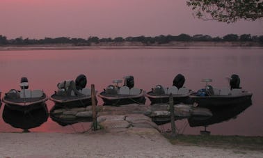 Aproveite a pesca na Província Ocidental, Zâmbia, em Jon Boat