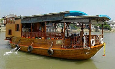 Veja os templos em nosso cruzeiro fluvial em Ayutthaya, Tailândia