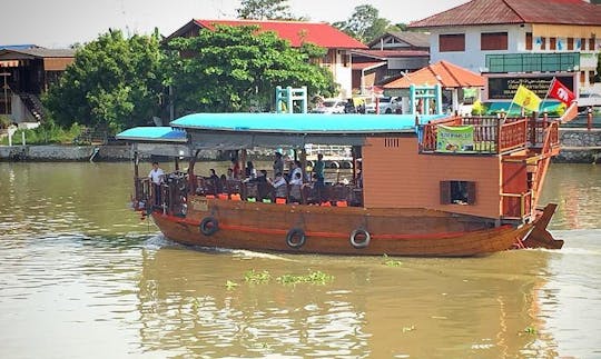 タイのアユタヤのリバークルーズで寺院を見る