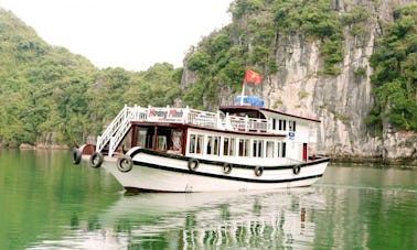 Disfruta de un crucero en Hai Phong, Vietnam, en una goleta de 62 pies