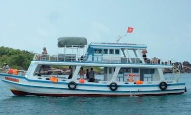 Disfrute de la pesca en Thanh pho Phu Quoc, Vietnam, en un barco de pasajeros