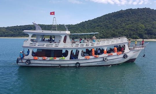 Enjoy Squid Fishing Trips in Thanh pho Phu Quoc, Vietnam on a Passenger Boat