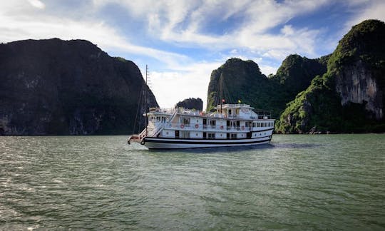 Junk Boat Cruising in Hạ Long Bay, Vietnam