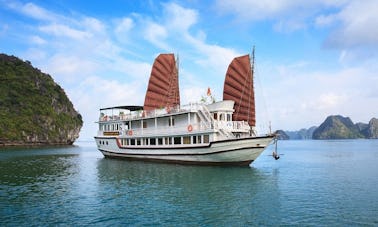 Charter Legacy Cruise: barco de basura de 3 estrellas en Hanoi, Vietnam