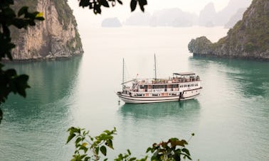 Charter une jonque traditionnelle de luxe Garden Bay de 112 pieds à Ha Long, au Vietnam