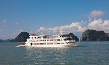 Louez un bateau de croisière Royal Wings de 177 pieds à Ha Long, au Vietnam