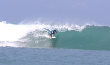 Disfruta del surf en Kambera, Indonesia