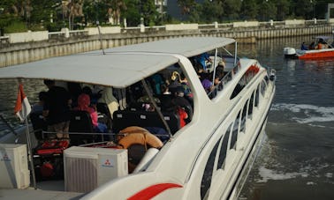 Barco de passageiros de cruzeiro fretado Tasyabi em Pademangan, Indonésia