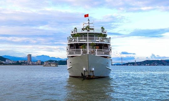 2 or 3 Day Cruising Tour on a Junk from Ha Long, Vietnam