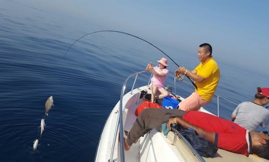 Pesca de luxo em alto mar em Dubai, Emirados Árabes Unidos na Cuddy Cabin