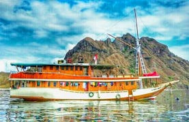 Sailing Schooner for 12 People in Komodo and other Islands of Indonesia