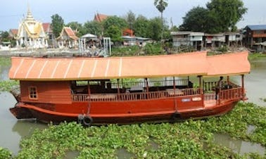 Cena y karaoke en un crucero por el río por la ciudad de Ayutthaya