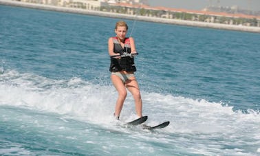 Profitez du ski nautique à Ras Al-Khaimah, aux Émirats arabes unis