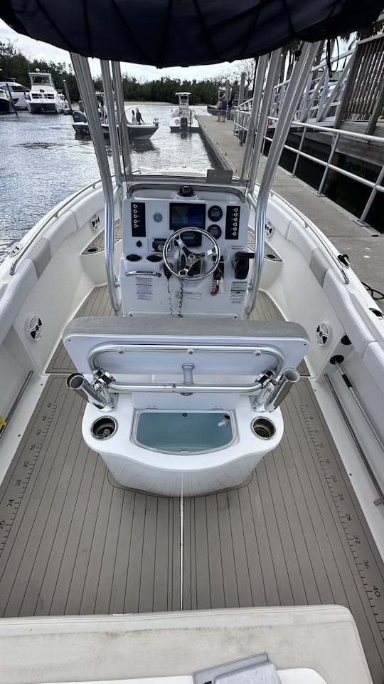 Robalo R222 Center Console