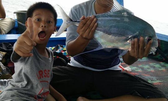 Profitez de la pêche à Banten, en Indonésie, sur un chalutier