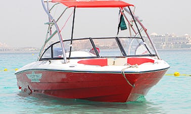 Croisière en bateau dans le golfe Persique à bord d'un superbe Bowrider rouge