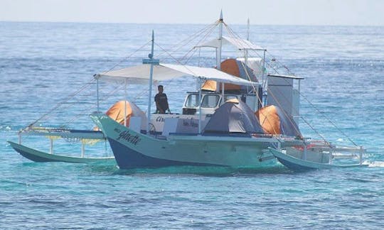 フィリピンのボホール島で伝統的なボートでスタイリッシュにクルーズ