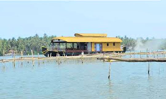 Charter Honey Dew Houseboat in Thaikadappuram, Kerala, India