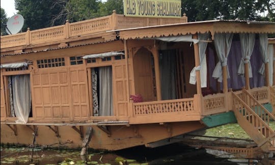 Stay in a 1 to 6 person Houseboat at Dal Lake in Jammu and Kashmir