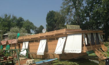 Alójese en una casa flotante para 1 a 6 personas en el lago Dal en Jammu y Cachemira