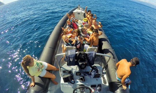 Alugue um barco inflável rígido na Calheta, Portugal