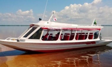 Barco de excursão em Manaus