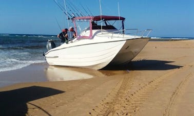 Disfrute de la pesca en Esiphahleni, Sudáfrica, en una cabina King Cat Cuddy de 22 pies