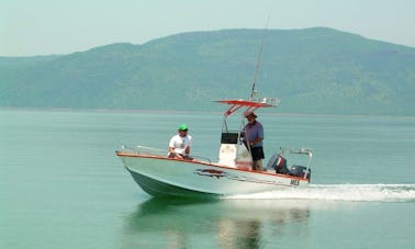 Disfrute de la pesca en Richards Bay, Sudáfrica, en la consola central