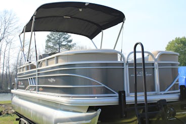 New Sun Tracker 2024 Pontoon Rental in Hot Springs, Arkansas