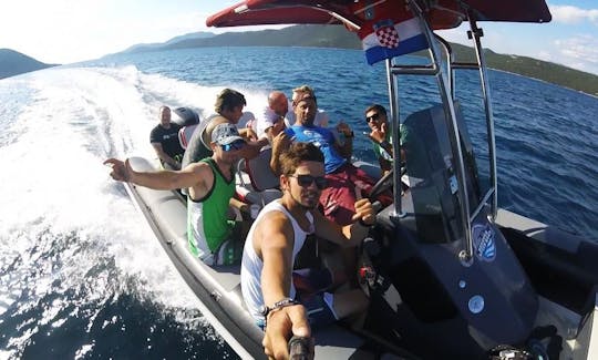 Passeio de barco em Blace, Croácia