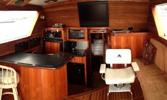 Charter the 39' Chris-Craft Commander 360 Yacht in Antofagasta